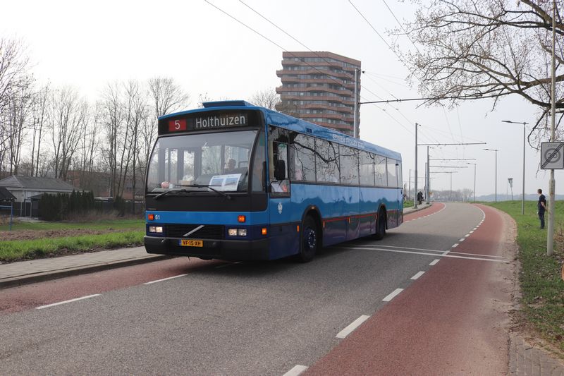 Rondrit met museumbussen door Arnhem